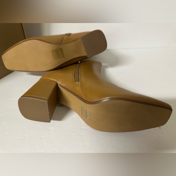 NEW Journee Collection Haylinn Tan Blocked Heeled Boots Size 6.5 - Picture 6 of 6